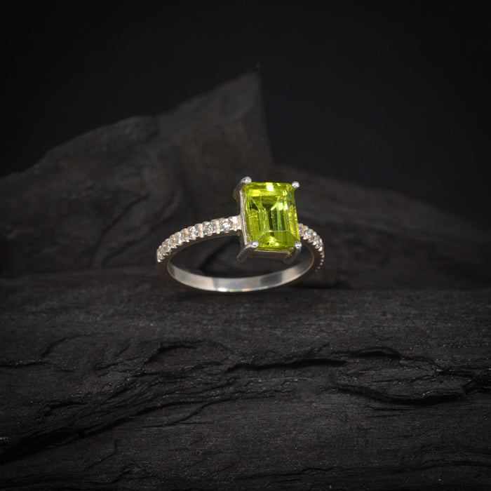 Anillo de compromiso con peridoto natural y 12 diamantes laterales elaborado en oro blanco de 14 kilates