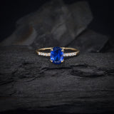 Anillo de compromiso con cristal azul y cristales laterales elaborado en oro amarillo de 14 kilates