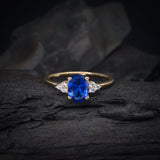 Anillo de compromiso con zafiro natural y 6 diamantes laterales elaborado en oro amarillo de 14 kilates