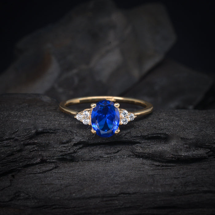 Anillo de compromiso con zafiro natural y 6 diamantes laterales elaborado en oro amarillo de 14 kilates