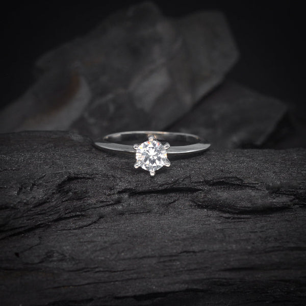 Anillo de compromiso con cristal elaborado en oro blanco de 14 kilates