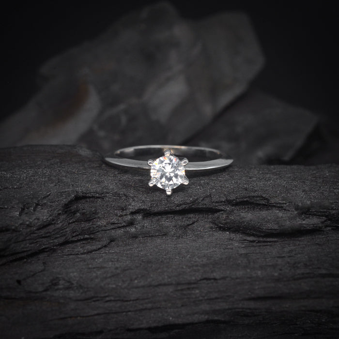 Anillo de compromiso con cristal elaborado en oro blanco de 14 kilates