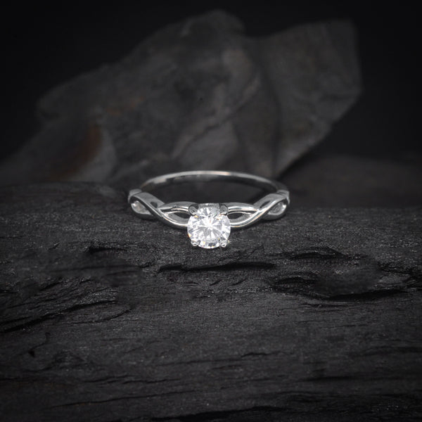 Anillo de compromiso con cristales elaborado en oro blanco de 14 kilates