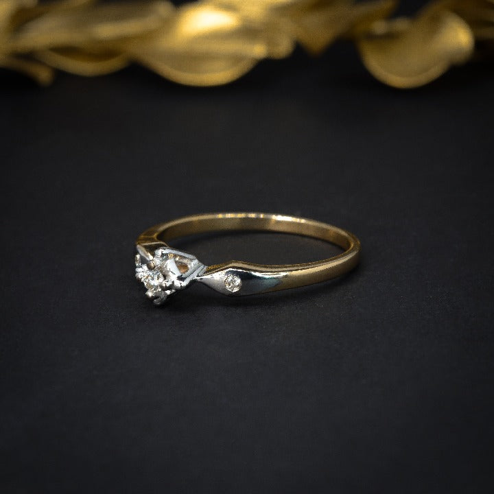 Anillo de compromiso con diamante natural de .04ct y 2 diamantes laterales elaborado en oro amarillo de 14 kilates