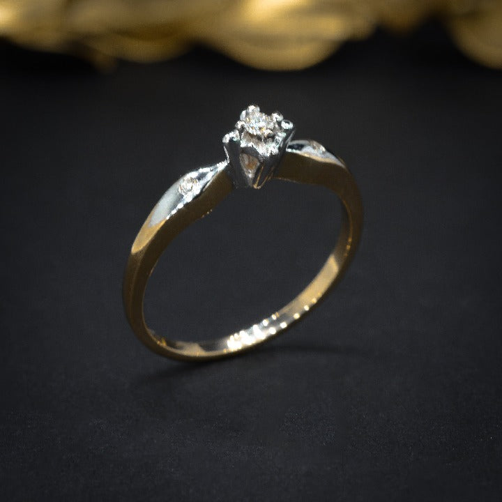 Anillo de compromiso con diamante natural de .04ct y 2 diamantes laterales elaborado en oro amarillo de 14 kilates