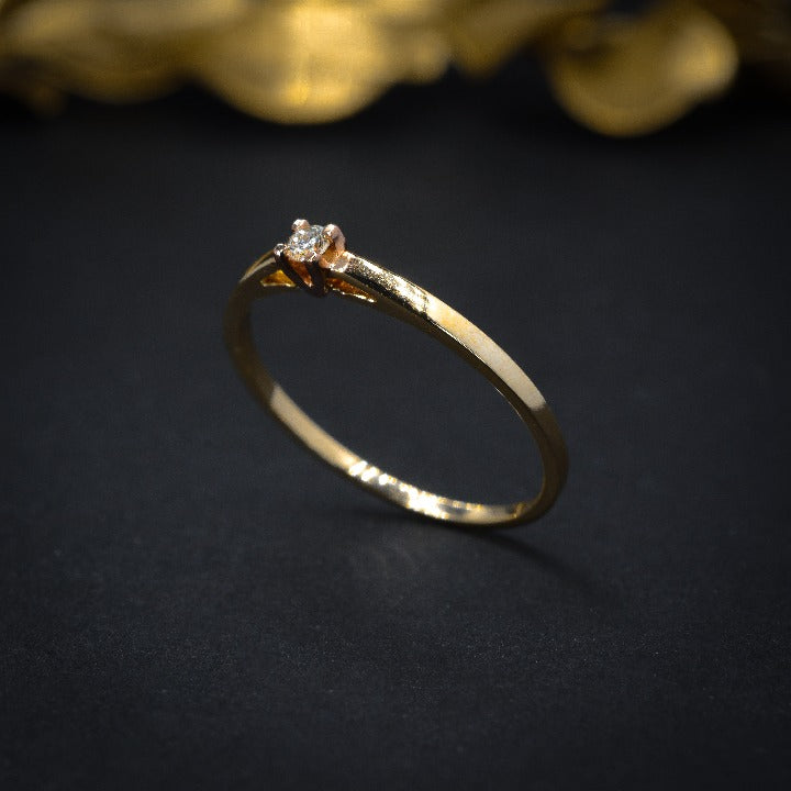 Anillo de compromiso con diamante natural de .05ct elaborado en oro amarillo de 14 kilates