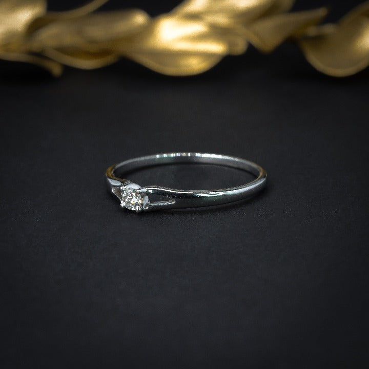 Anillo de compromiso con diamante natural de .07ct elaborado en oro blanco de 14 kilates
