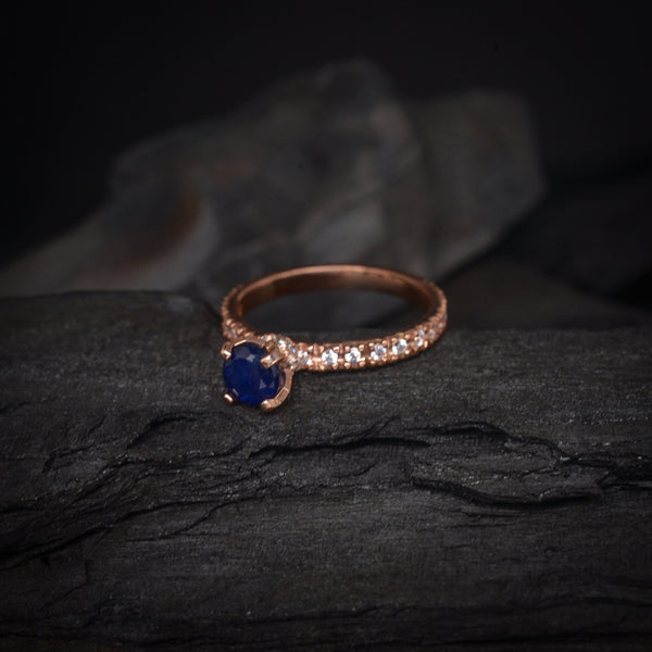 Anillo de compromiso con zafiro natural y 30 diamantes naturales laterales elaborado en oro rosa de 14 kilates