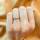 Anillo de compromiso con diamante natural central de .10ct y 10 diamantes laterales elaborado en oro blanco de 14 kilates