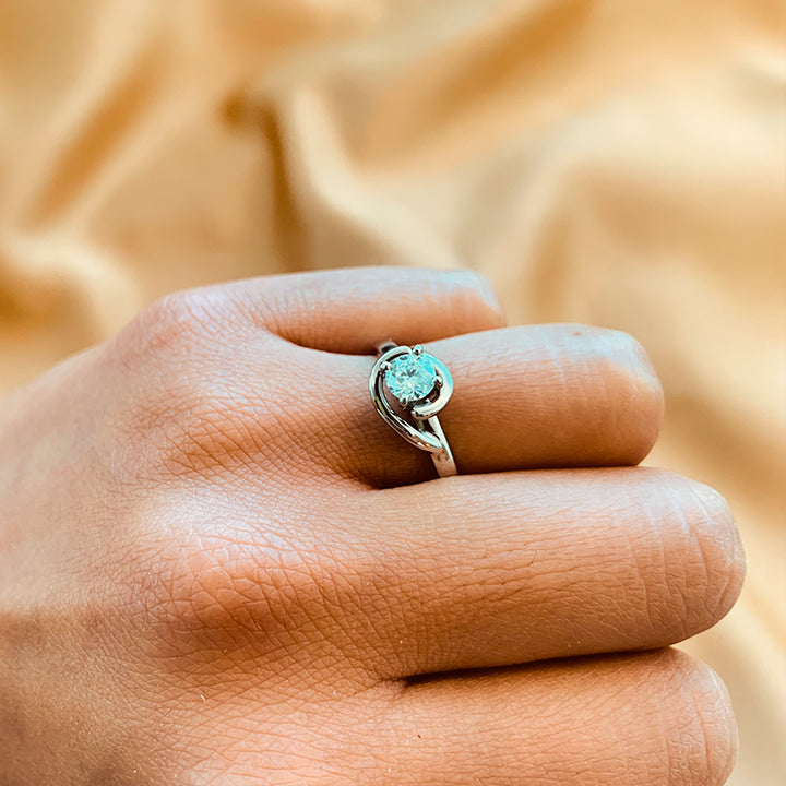 Anillo de compromiso con moissanita de .50ct con certificado GRA elaborado en oro blanco de 14 kilates