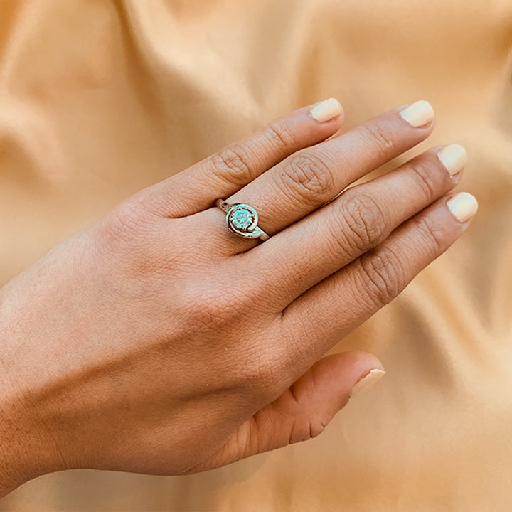 Anillo de compromiso con moissanita de .50ct con certificado GRA elaborado en oro blanco de 14 kilates