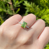 Anillo de compromiso con peridoto natural y 12 diamantes laterales elaborado en oro blanco de 14 kilates