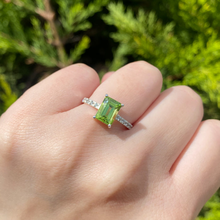 Anillo de compromiso con peridoto natural y 12 diamantes laterales elaborado en oro blanco de 14 kilates