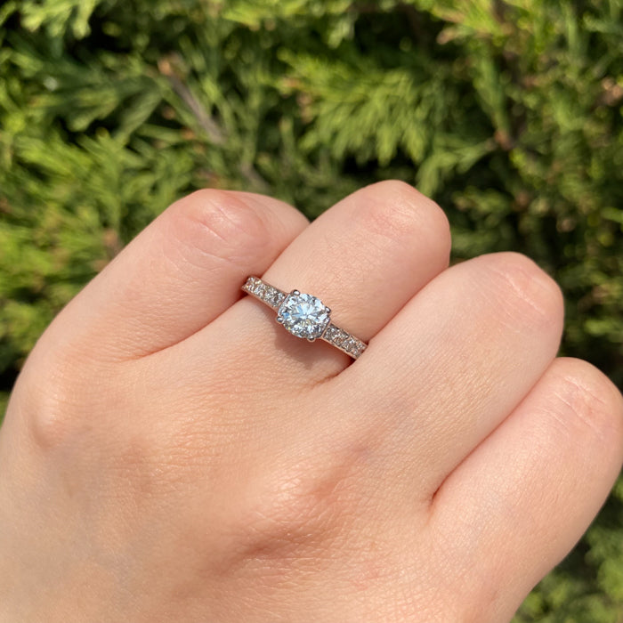 Anillo de compromiso con cristales elaborado en oro blanco de 14 kilates