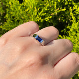 Anillo de compromiso con zafiro natural de .60ct corte esmeralda elaborado en oro blanco de 14k