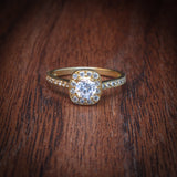Anillo de compromiso diamante natural de .25ct y 26 diamantes laterales realizado en oro amarillo de 14 kilates