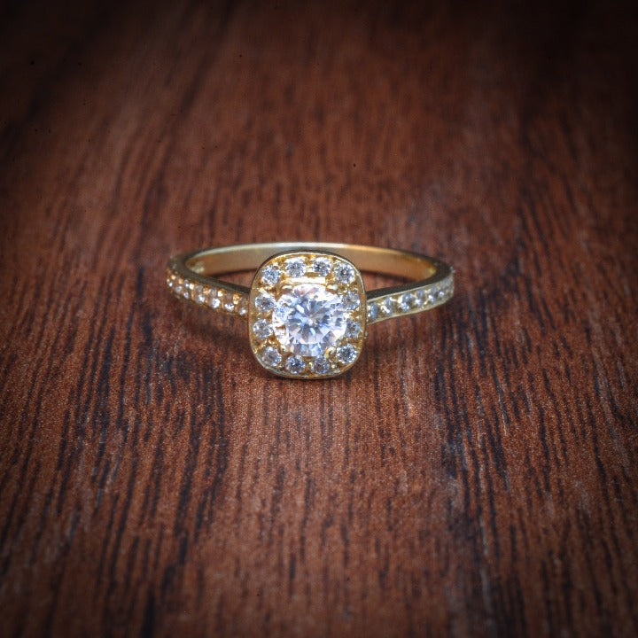 Anillo de compromiso diamante natural de .25ct y 26 diamantes laterales realizado en oro amarillo de 14 kilates
