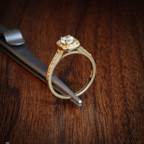 Anillo de compromiso diamante natural de .25ct y 26 diamantes laterales realizado en oro amarillo de 14 kilates