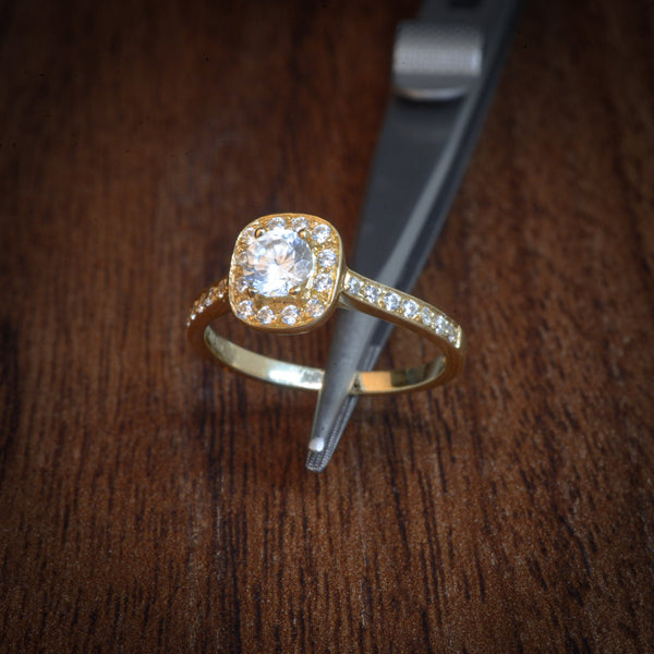 Anillo de compromiso con diamante natural central de .30ct con certificación GIA y 26 diamantes naturales laterales realizado en oro amarillo 18 kilates