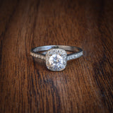 Anillo de compromiso diamante natural de .25ct y 26 diamantes laterales realizado en oro blanco de 14 kilates