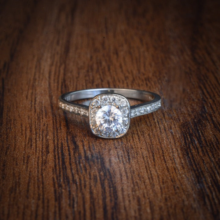 Anillo de compromiso diamante natural de .25ct y 26 diamantes laterales realizado en oro blanco de 14 kilates