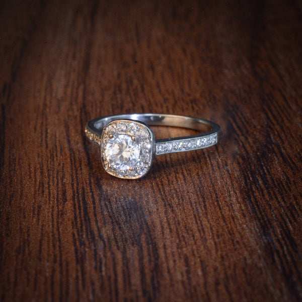 Anillo de compromiso diamante natural de .25ct y 26 diamantes laterales realizado en oro blanco de 14 kilates