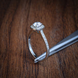 Anillo de compromiso diamante natural de .25ct y 26 diamantes laterales realizado en oro blanco de 14 kilates
