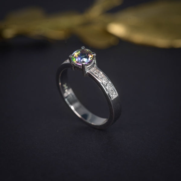 Anillo de compromiso con topacio místico y 10 diamantes naturales elaborado en oro blanco de 14 kilates