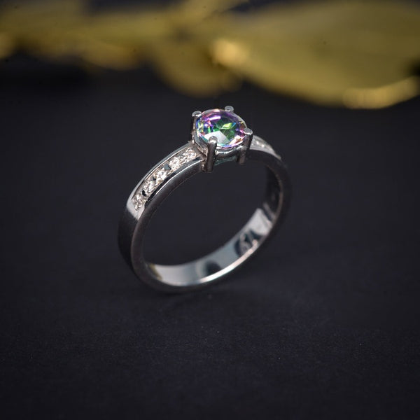 Anillo de compromiso con topacio místico y 10 diamantes naturales elaborado en oro blanco de 14 kilates