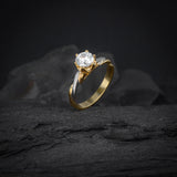 Anillo de compromiso con diamante natural de .80ct con certificación GIA realizado en oro amarillo y blanco de 14 kilates