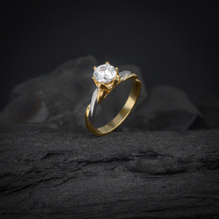 Anillo de compromiso con diamante natural central de .80ct con certificación GIA realizado en oro amarillo y blanco de 14 kilates
