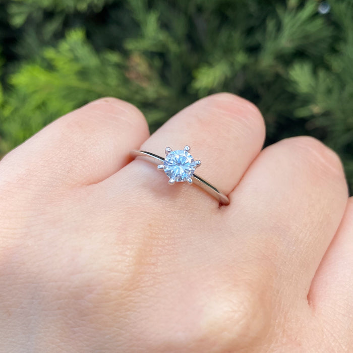 Anillo de compromiso con cristal elaborado en oro blanco de 14 kilates