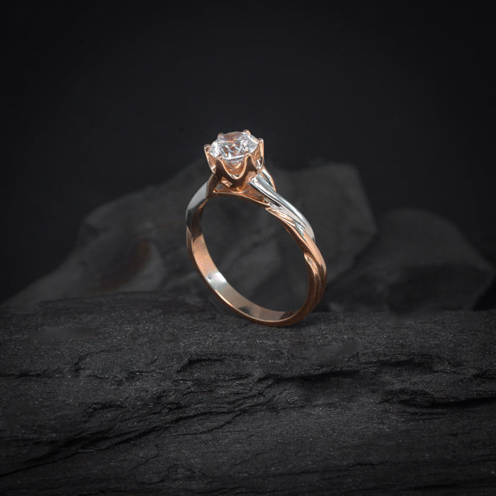 Anillo de compromiso con diamante natural central de .80ct con certificación GIA realizado en oro rosa y blanco de 14 kilates