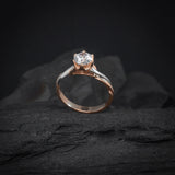 Anillo de compromiso con diamante natural de .80ct con certificación GIA realizado en oro rosa y blanco de 18 kilates
