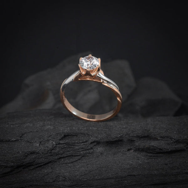 Anillo de compromiso con diamante natural central de .80ct con certificación GIA realizado en oro rosa y blanco de 18 kilates