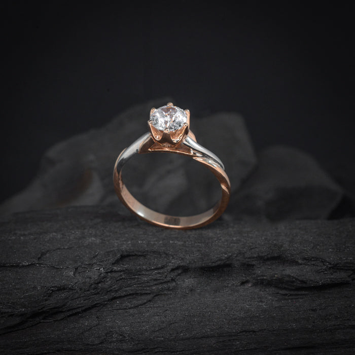 Anillo de compromiso con diamante natural central de .80ct con certificación GIA realizado en oro rosa y blanco de 14 kilates