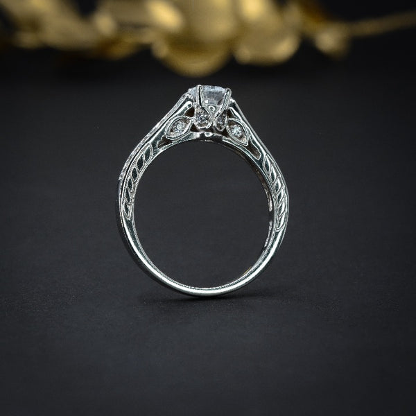 Anillo de compromiso con diamante natural de .40ct con certificación GIA y 24 diamantes laterales en oro blanco de 14 kilates