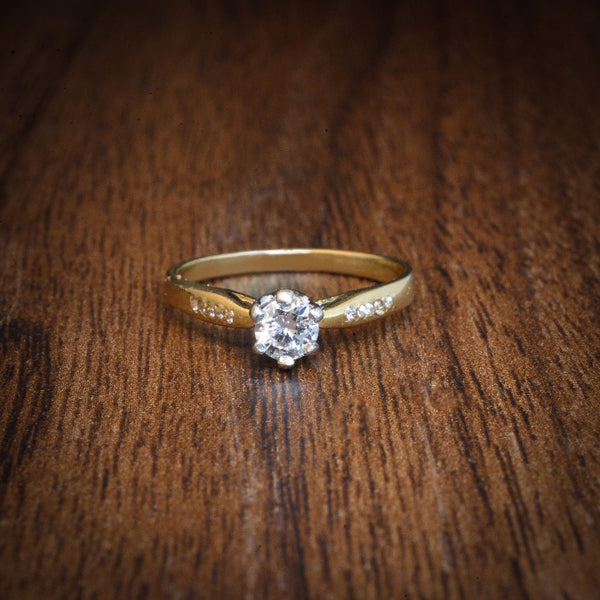 Anillo de compromiso con diamante natural de .30ct con certificación GIA y 10 diamantes laterales elaborado en oro amarillo y blanco de 14 kilates
