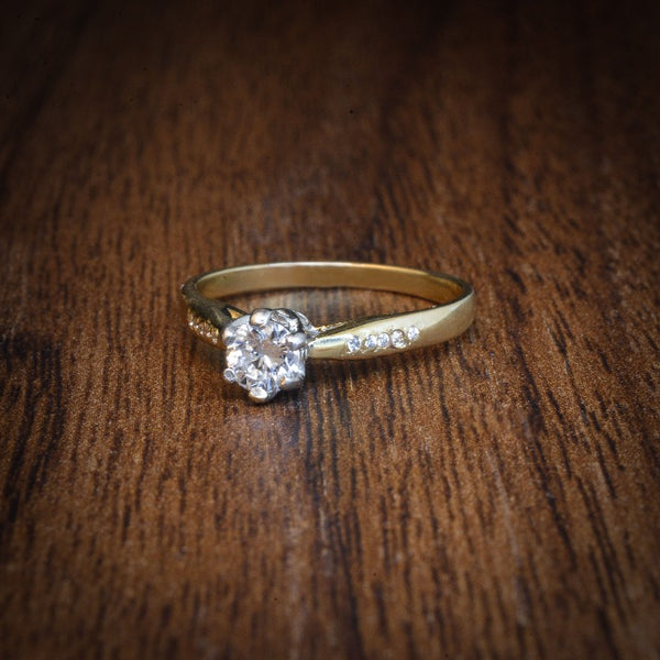 Anillo de compromiso con diamante natural de .30ct con certificación GIA y 10 diamantes laterales elaborado en oro amarillo y blanco de 14 kilates