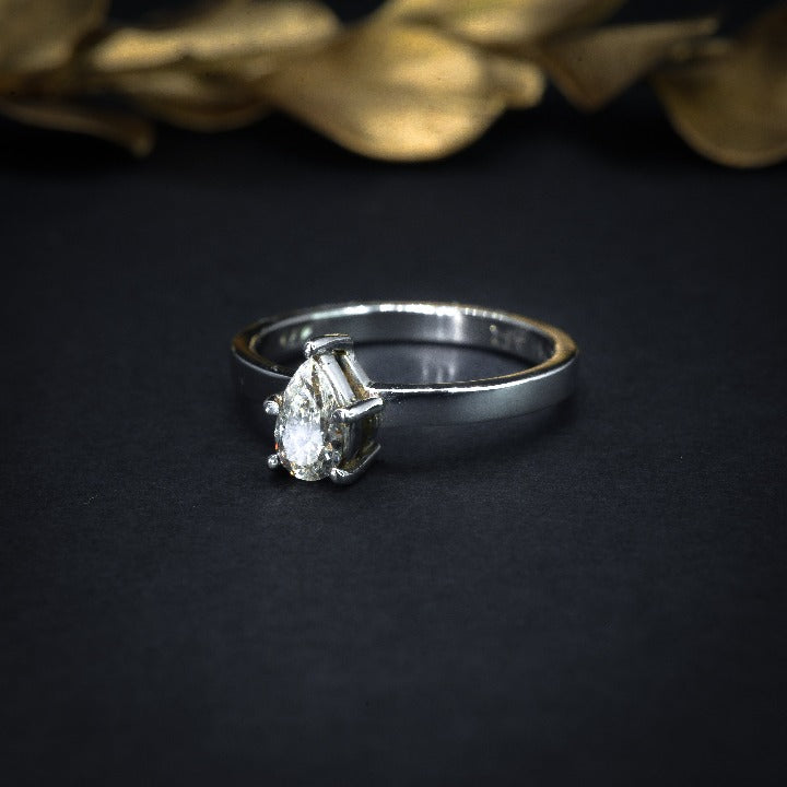 Anillo de compromiso con diamante natural central de .40ct con certificación GIA elaborado en oro blanco de 14 kilates