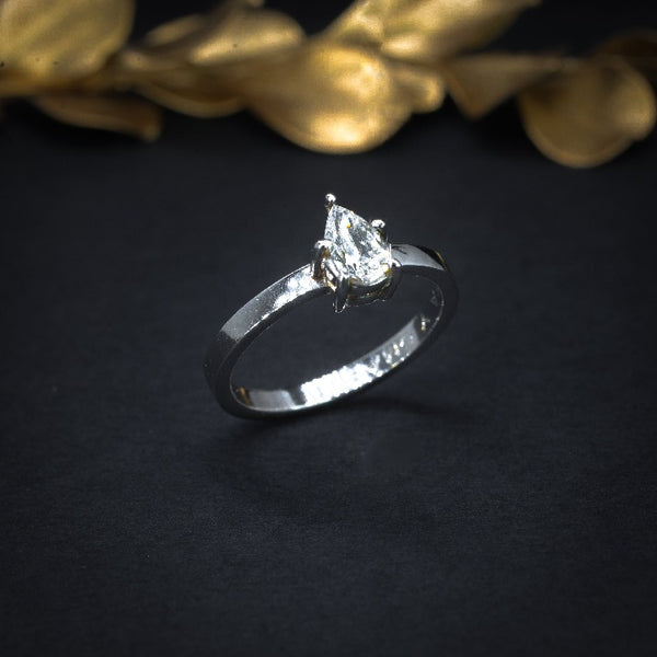 Anillo de compromiso con diamante natural central de .40ct con certificación GIA elaborado en oro blanco de 14 kilates