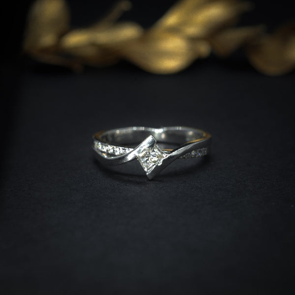 Anillo de compromiso con diamante natural de .20ct y 5 diamantes laterales realizado en oro blanco de 14 kilates