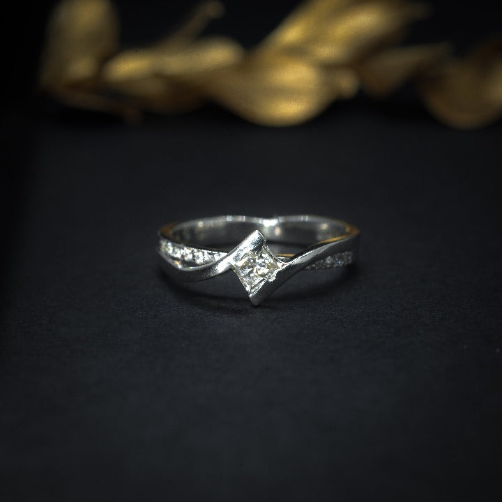 Anillo de compromiso con diamante natural de .20ct y 5 diamantes laterales realizado en oro blanco de 14 kilates
