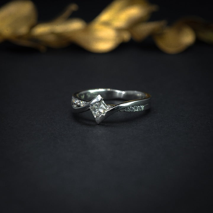 Anillo de compromiso con diamante natural de .20ct y 5 diamantes laterales realizado en oro blanco de 14 kilates