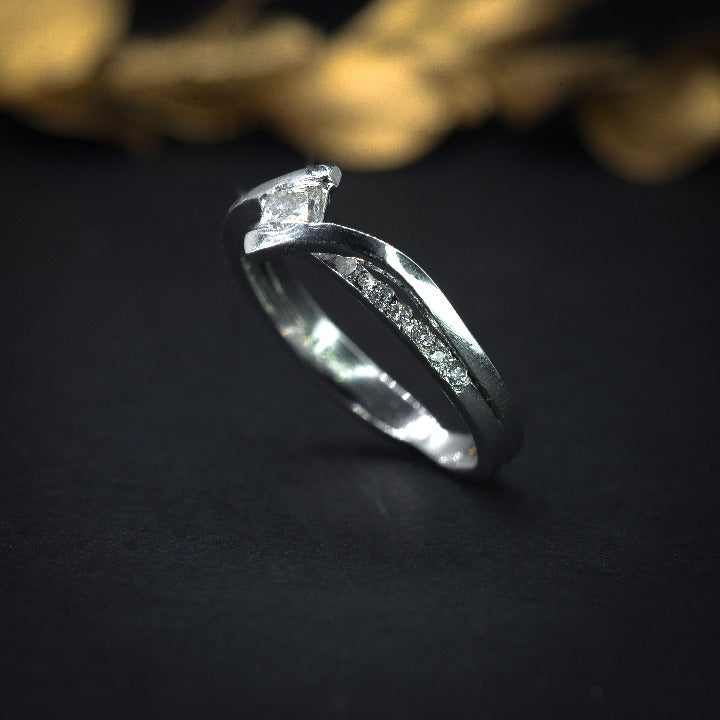 Anillo de compromiso con diamante natural de .20ct y 5 diamantes laterales realizado en oro blanco de 14 kilates