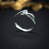 Anillo de compromiso con diamante natural de .20ct y 5 diamantes laterales realizado en oro blanco de 14 kilates