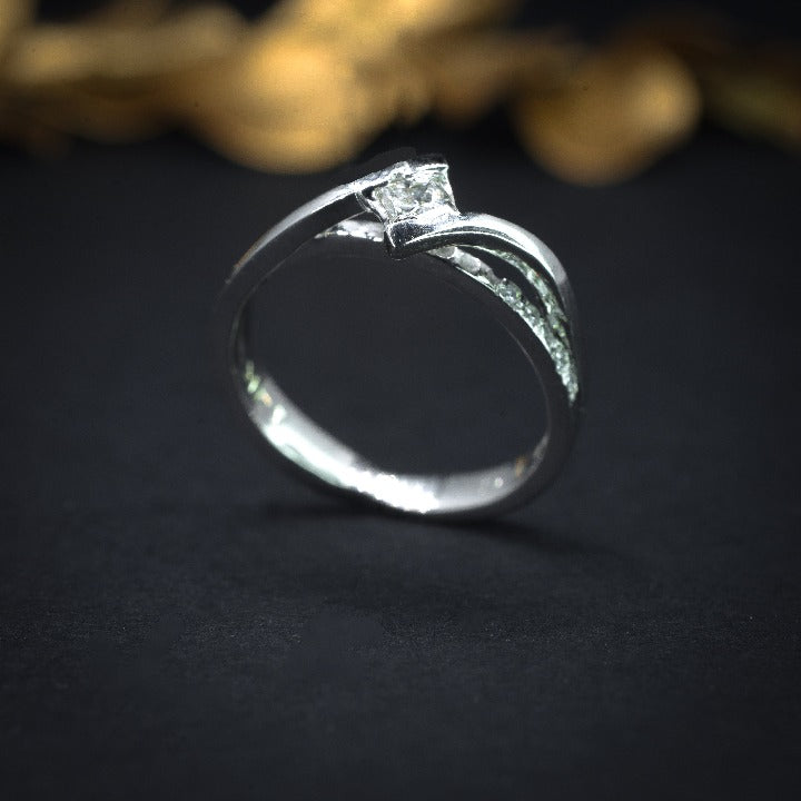 Anillo de compromiso con diamante natural de .20ct y 5 diamantes laterales realizado en oro blanco de 14 kilates