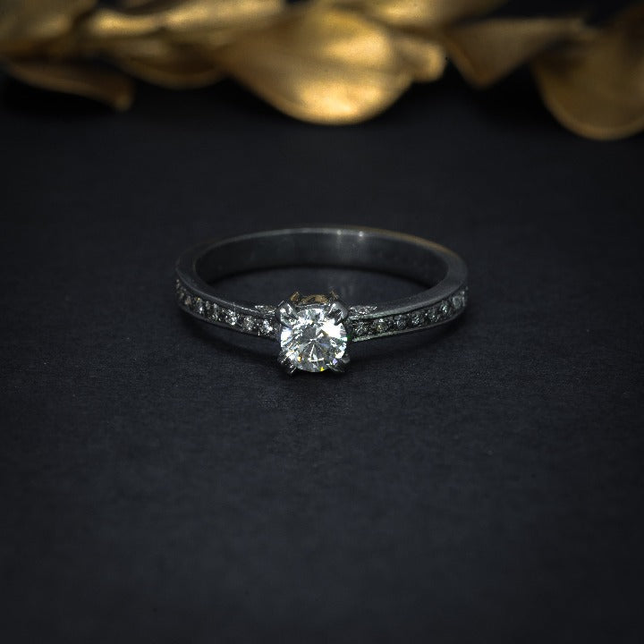 Anillo de compromiso con diamante natural de .30ct con certificación GIA y 20 diamantes laterales realizado en oro de 14 kilates