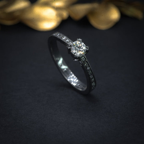 Anillo de compromiso con diamante natural de .30ct con certificación GIA y 20 diamantes laterales realizado en oro de 18 kilates