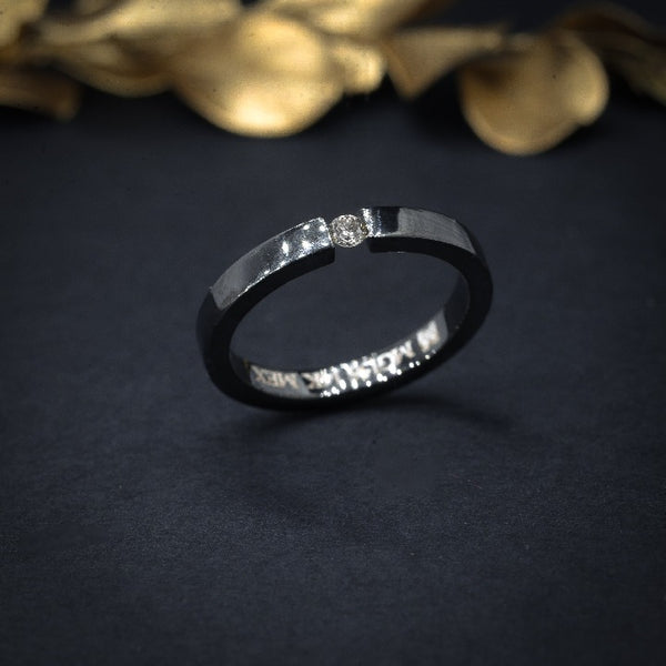 Anillo con incrustación de diamante natural central de .05ct elaborado en oro de 14 kilates